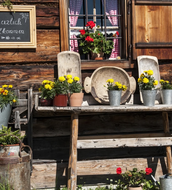 Almhütte mit Blumen geschmückt © Altenmarkt-Zauchensee Tourismus